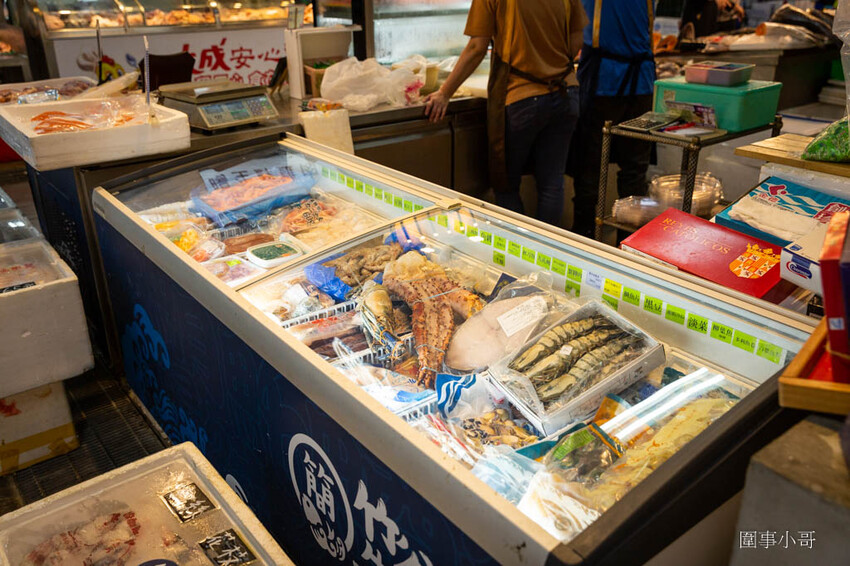 桃園超優質生魚片推薦!鄰居阿姨們吃了開始暴動要求開團啦~魚肉又厚又新鮮還超便宜啊!就算藏在新永和市場裡也無法掩蓋住新鮮滿點CP值突破天際線的超美味生魚片喔! @圍事小哥的幸福相框 桃園超優質生魚片推薦!鄰居阿姨們吃了開始暴動要求開團啦~魚肉又厚又新鮮還超便宜啊!就算藏在新永和市場裡也無法掩蓋住新鮮滿點CP值突破天際線的超美味生魚片喔! @圍事小哥的幸福相框