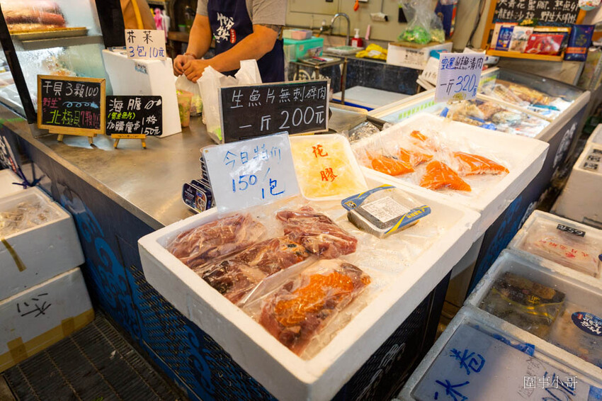 桃園超優質生魚片推薦!鄰居阿姨們吃了開始暴動要求開團啦~魚肉又厚又新鮮還超便宜啊!就算藏在新永和市場裡也無法掩蓋住新鮮滿點CP值突破天際線的超美味生魚片喔! @圍事小哥的幸福相框 桃園超優質生魚片推薦!鄰居阿姨們吃了開始暴動要求開團啦~魚肉又厚又新鮮還超便宜啊!就算藏在新永和市場裡也無法掩蓋住新鮮滿點CP值突破天際線的超美味生魚片喔! @圍事小哥的幸福相框