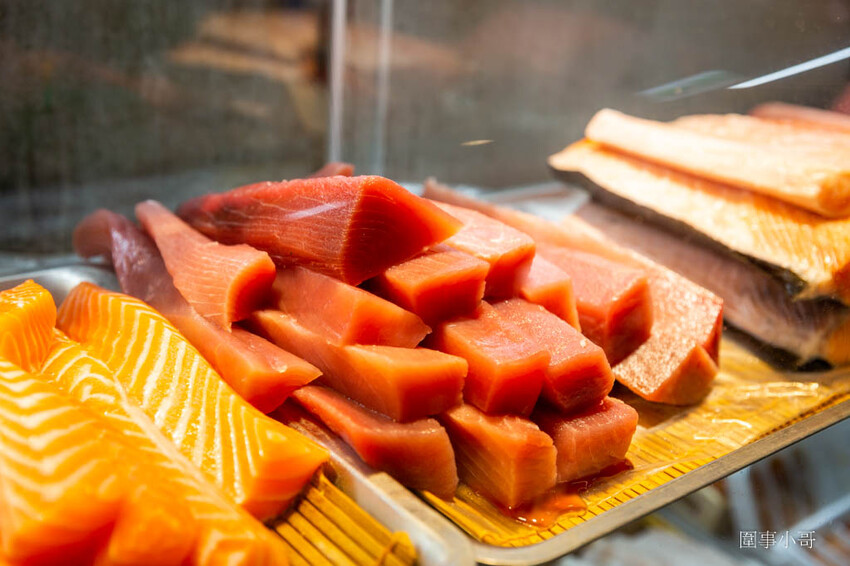 桃園超優質生魚片推薦!鄰居阿姨們吃了開始暴動要求開團啦~魚肉又厚又新鮮還超便宜啊!就算藏在新永和市場裡也無法掩蓋住新鮮滿點CP值突破天際線的超美味生魚片喔! @圍事小哥的幸福相框 桃園超優質生魚片推薦!鄰居阿姨們吃了開始暴動要求開團啦~魚肉又厚又新鮮還超便宜啊!就算藏在新永和市場裡也無法掩蓋住新鮮滿點CP值突破天際線的超美味生魚片喔! @圍事小哥的幸福相框