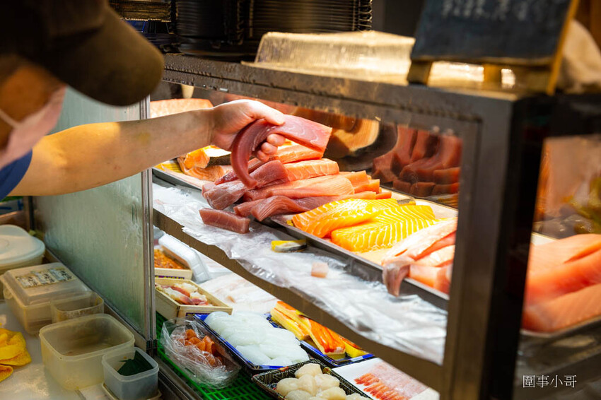 桃園超優質生魚片推薦!鄰居阿姨們吃了開始暴動要求開團啦~魚肉又厚又新鮮還超便宜啊!就算藏在新永和市場裡也無法掩蓋住新鮮滿點CP值突破天際線的超美味生魚片喔! @圍事小哥的幸福相框 桃園超優質生魚片推薦!鄰居阿姨們吃了開始暴動要求開團啦~魚肉又厚又新鮮還超便宜啊!就算藏在新永和市場裡也無法掩蓋住新鮮滿點CP值突破天際線的超美味生魚片喔! @圍事小哥的幸福相框