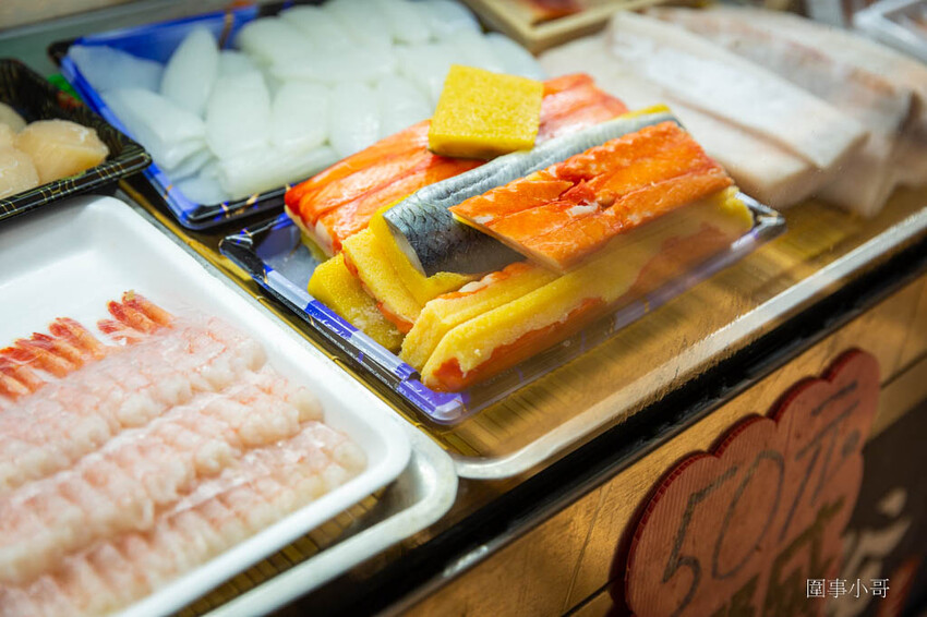 桃園超優質生魚片推薦!鄰居阿姨們吃了開始暴動要求開團啦~魚肉又厚又新鮮還超便宜啊!就算藏在新永和市場裡也無法掩蓋住新鮮滿點CP值突破天際線的超美味生魚片喔! @圍事小哥的幸福相框 桃園超優質生魚片推薦!鄰居阿姨們吃了開始暴動要求開團啦~魚肉又厚又新鮮還超便宜啊!就算藏在新永和市場裡也無法掩蓋住新鮮滿點CP值突破天際線的超美味生魚片喔! @圍事小哥的幸福相框