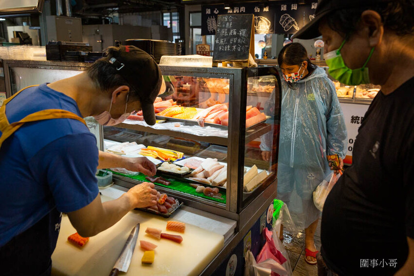 桃園超優質生魚片推薦!鄰居阿姨們吃了開始暴動要求開團啦~魚肉又厚又新鮮還超便宜啊!就算藏在新永和市場裡也無法掩蓋住新鮮滿點CP值突破天際線的超美味生魚片喔! @圍事小哥的幸福相框 桃園超優質生魚片推薦!鄰居阿姨們吃了開始暴動要求開團啦~魚肉又厚又新鮮還超便宜啊!就算藏在新永和市場裡也無法掩蓋住新鮮滿點CP值突破天際線的超美味生魚片喔! @圍事小哥的幸福相框