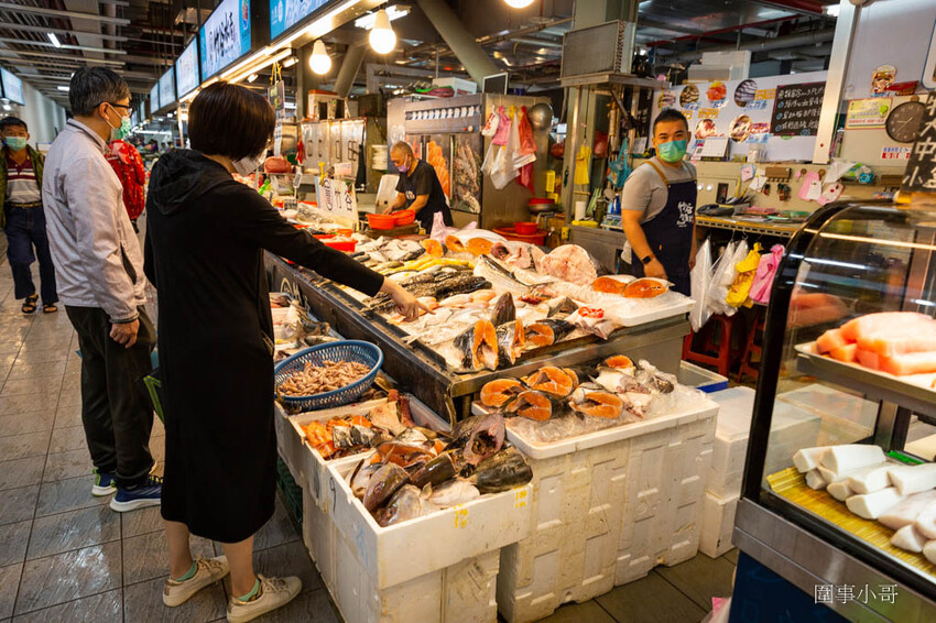 桃園超優質生魚片推薦!鄰居阿姨們吃了開始暴動要求開團啦~魚肉又厚又新鮮還超便宜啊!就算藏在新永和市場裡也無法掩蓋住新鮮滿點CP值突破天際線的超美味生魚片喔! @圍事小哥的幸福相框 桃園超優質生魚片推薦!鄰居阿姨們吃了開始暴動要求開團啦~魚肉又厚又新鮮還超便宜啊!就算藏在新永和市場裡也無法掩蓋住新鮮滿點CP值突破天際線的超美味生魚片喔! @圍事小哥的幸福相框