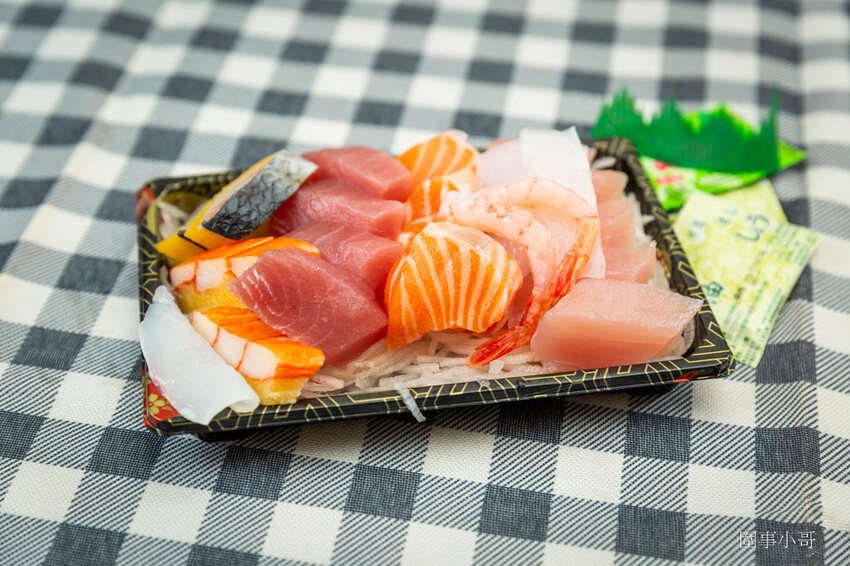 桃園超優質生魚片推薦!鄰居阿姨們吃了開始暴動要求開團啦~魚肉又厚又新鮮還超便宜啊!就算藏在新永和市場裡也無法掩蓋住新鮮滿點CP值突破天際線的超美味生魚片喔! @圍事小哥的幸福相框 桃園超優質生魚片推薦!鄰居阿姨們吃了開始暴動要求開團啦~魚肉又厚又新鮮還超便宜啊!就算藏在新永和市場裡也無法掩蓋住新鮮滿點CP值突破天際線的超美味生魚片喔! @圍事小哥的幸福相框