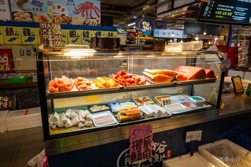 桃園超優質生魚片推薦!鄰居阿姨們吃了開始暴動要求開團啦~魚肉又厚又新鮮還超便宜啊!就算藏在新永和市場裡也無法掩蓋住新鮮滿點CP值突破天際線的超美味生魚片喔! @圍事小哥的幸福相框 桃園超優質生魚片推薦!鄰居阿姨們吃了開始暴動要求開團啦~魚肉又厚又新鮮還超便宜啊!就算藏在新永和市場裡也無法掩蓋住新鮮滿點CP值突破天際線的超美味生魚片喔! @圍事小哥的幸福相框