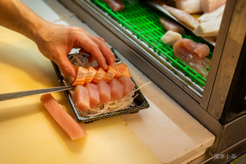 桃園超優質生魚片推薦!鄰居阿姨們吃了開始暴動要求開團啦~魚肉又厚又新鮮還超便宜啊!就算藏在新永和市場裡也無法掩蓋住新鮮滿點CP值突破天際線的超美味生魚片喔! @圍事小哥的幸福相框 桃園超優質生魚片推薦!鄰居阿姨們吃了開始暴動要求開團啦~魚肉又厚又新鮮還超便宜啊!就算藏在新永和市場裡也無法掩蓋住新鮮滿點CP值突破天際線的超美味生魚片喔! @圍事小哥的幸福相框