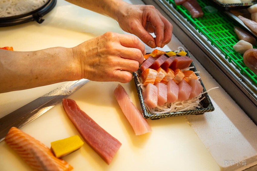 桃園超優質生魚片推薦!鄰居阿姨們吃了開始暴動要求開團啦~魚肉又厚又新鮮還超便宜啊!就算藏在新永和市場裡也無法掩蓋住新鮮滿點CP值突破天際線的超美味生魚片喔! @圍事小哥的幸福相框 桃園超優質生魚片推薦!鄰居阿姨們吃了開始暴動要求開團啦~魚肉又厚又新鮮還超便宜啊!就算藏在新永和市場裡也無法掩蓋住新鮮滿點CP值突破天際線的超美味生魚片喔! @圍事小哥的幸福相框