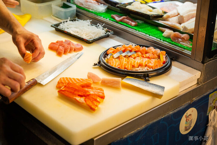 桃園超優質生魚片推薦!鄰居阿姨們吃了開始暴動要求開團啦~魚肉又厚又新鮮還超便宜啊!就算藏在新永和市場裡也無法掩蓋住新鮮滿點CP值突破天際線的超美味生魚片喔! @圍事小哥的幸福相框 桃園超優質生魚片推薦!鄰居阿姨們吃了開始暴動要求開團啦~魚肉又厚又新鮮還超便宜啊!就算藏在新永和市場裡也無法掩蓋住新鮮滿點CP值突破天際線的超美味生魚片喔! @圍事小哥的幸福相框