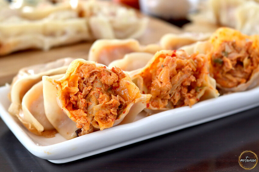 台南手工煎餃／現點現煎趕時間可預訂／使用台灣豬不含味精防腐劑／嚴選有機高麗菜與新鮮活蝦／自製餡料手工現包