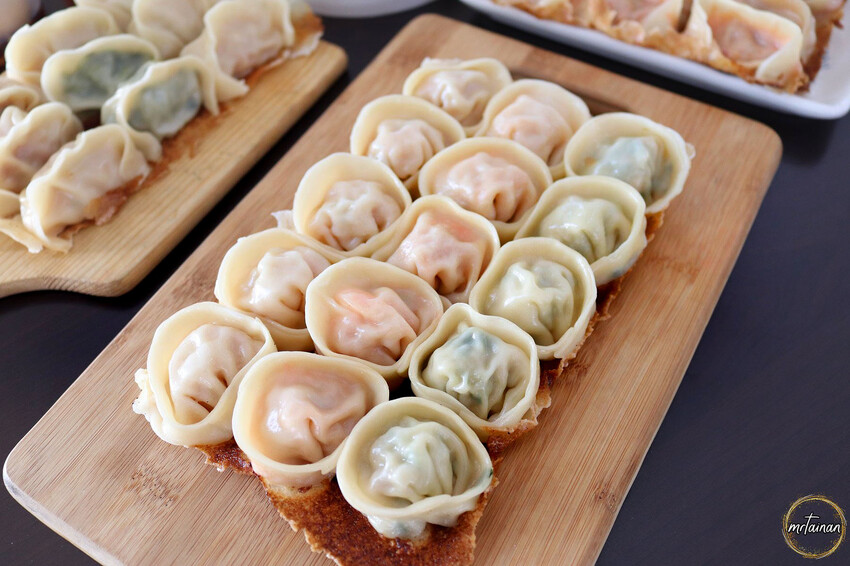 台南手工煎餃／現點現煎趕時間可預訂／使用台灣豬不含味精防腐劑／嚴選有機高麗菜與新鮮活蝦／自製餡料手工現包