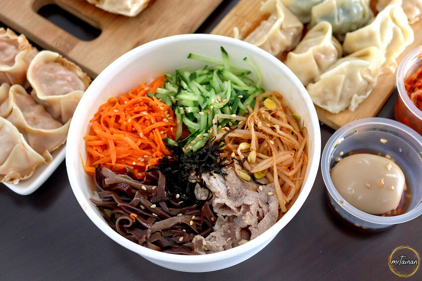 台南手工煎餃／現點現煎趕時間可預訂／使用台灣豬不含味精防腐劑／嚴選有機高麗菜與新鮮活蝦／自製餡料手工現包