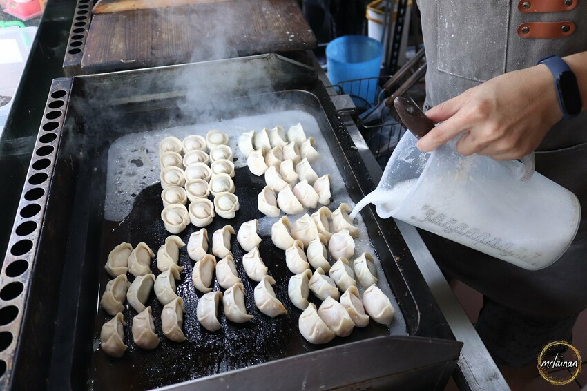 台南手工煎餃／現點現煎趕時間可預訂／使用台灣豬不含味精防腐劑／嚴選有機高麗菜與新鮮活蝦／自製餡料手工現包