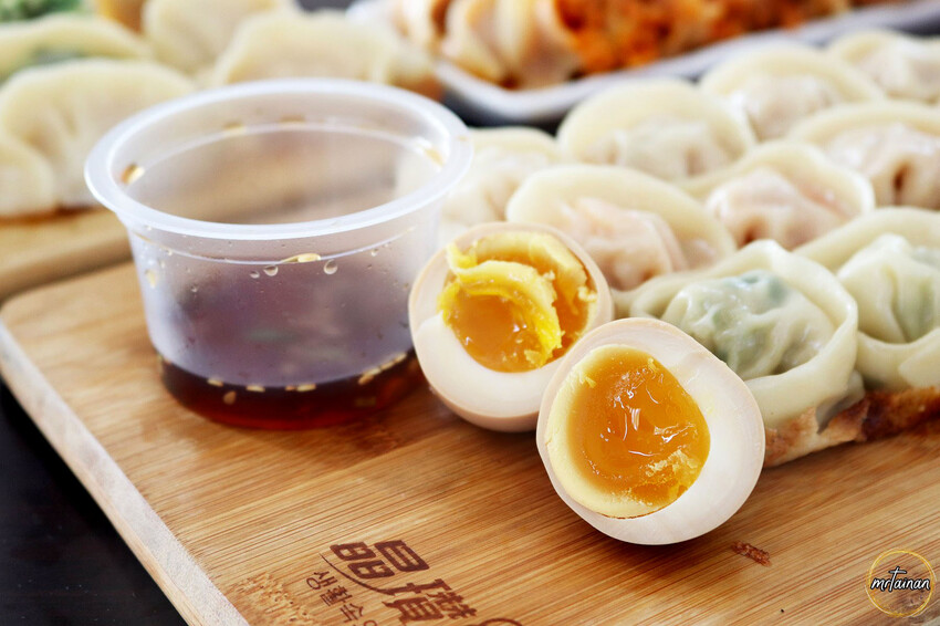 台南手工煎餃／現點現煎趕時間可預訂／使用台灣豬不含味精防腐劑／嚴選有機高麗菜與新鮮活蝦／自製餡料手工現包