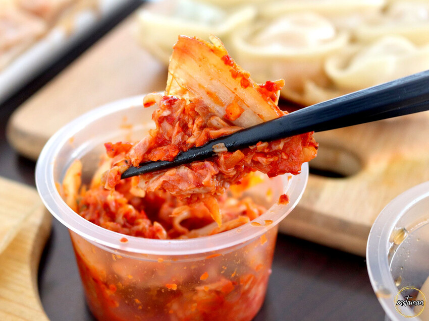 台南手工煎餃／現點現煎趕時間可預訂／使用台灣豬不含味精防腐劑／嚴選有機高麗菜與新鮮活蝦／自製餡料手工現包