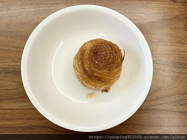 台中西區｜獻．烘焙 iminding，老宅翻新配上台灣首創的圓可頌，有我愛的一般牛角可頌，和兩款鹹食可以選擇