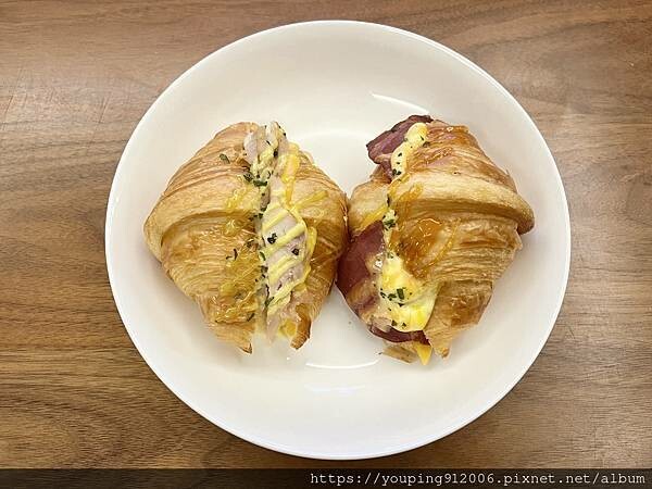 台中西區｜獻．烘焙 iminding，老宅翻新配上台灣首創的圓可頌，有我愛的一般牛角可頌，和兩款鹹食可以選擇