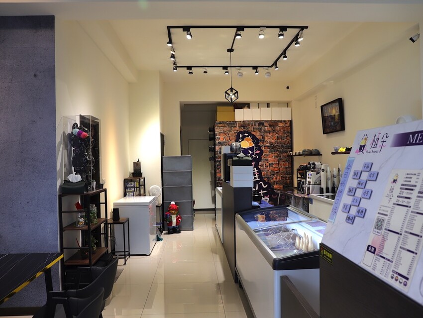 植朵 輕甜品-西港店:隱藏台南西港的創新甜點飲料店.茶飲甜湯冰品奶酪通通有/冰淇淋雪酪多達百種口味.奶酪甜嫩迷人 - 進食的巨鼠