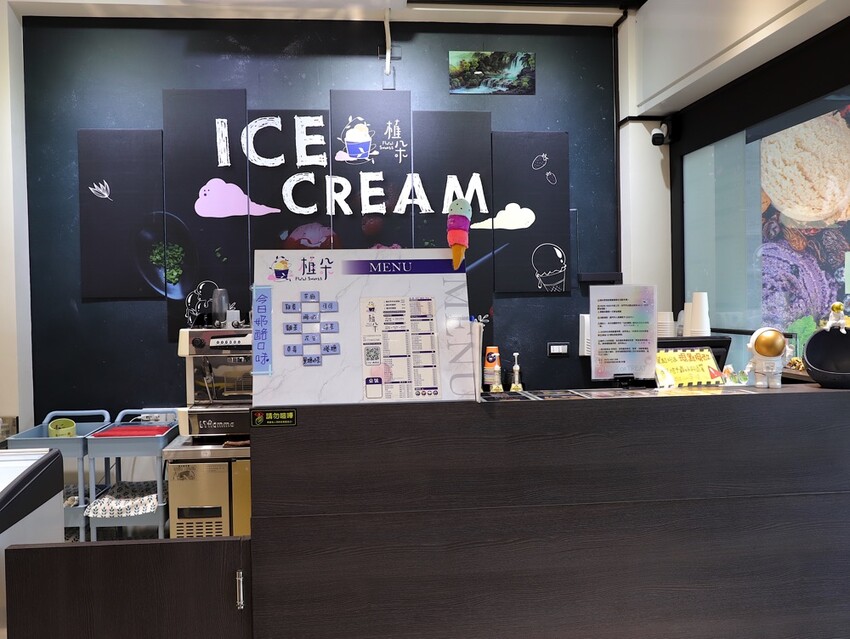 植朵 輕甜品-西港店:隱藏台南西港的創新甜點飲料店.茶飲甜湯冰品奶酪通通有/冰淇淋雪酪多達百種口味.奶酪甜嫩迷人 - 進食的巨鼠