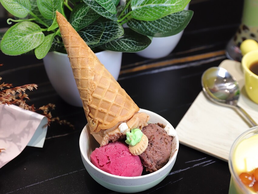 植朵 輕甜品-西港店:隱藏台南西港的創新甜點飲料店.茶飲甜湯冰品奶酪通通有/冰淇淋雪酪多達百種口味.奶酪甜嫩迷人 - 進食的巨鼠