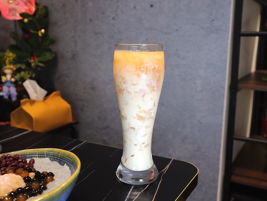 植朵 輕甜品-西港店:隱藏台南西港的創新甜點飲料店.茶飲甜湯冰品奶酪通通有/冰淇淋雪酪多達百種口味.奶酪甜嫩迷人 - 進食的巨鼠