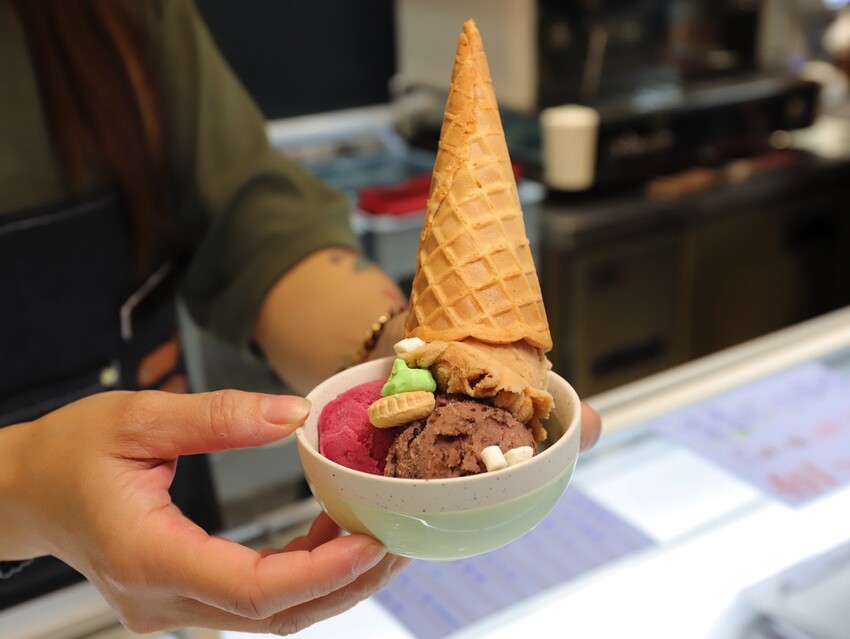 植朵 輕甜品-西港店:隱藏台南西港的創新甜點飲料店.茶飲甜湯冰品奶酪通通有/冰淇淋雪酪多達百種口味.奶酪甜嫩迷人 - 進食的巨鼠