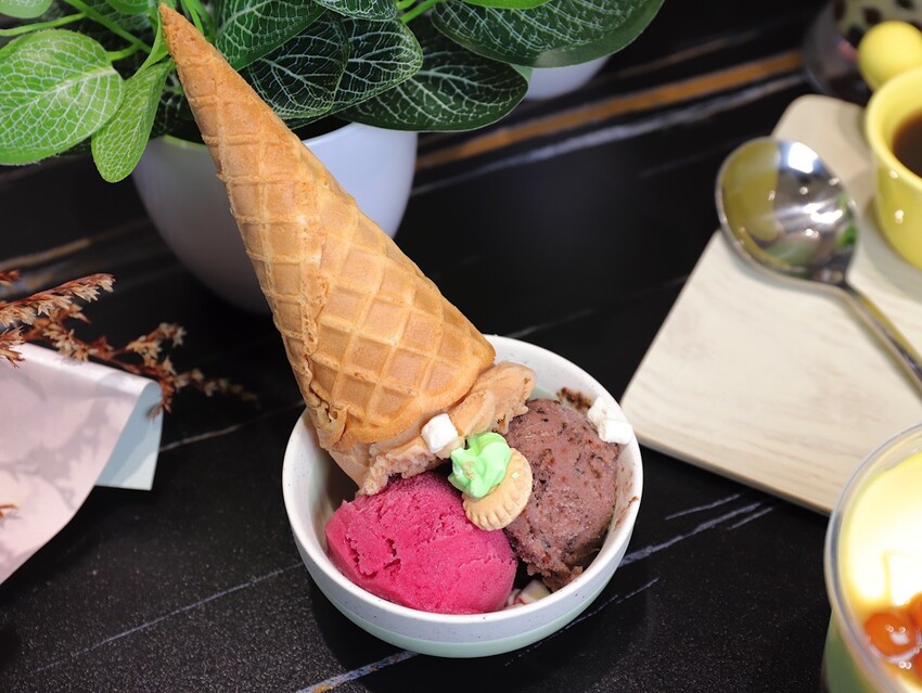 植朵 輕甜品-西港店:隱藏台南西港的創新甜點飲料店.茶飲甜湯冰品奶酪通通有/冰淇淋雪酪多達百種口味.奶酪甜嫩迷人 - 進食的巨鼠