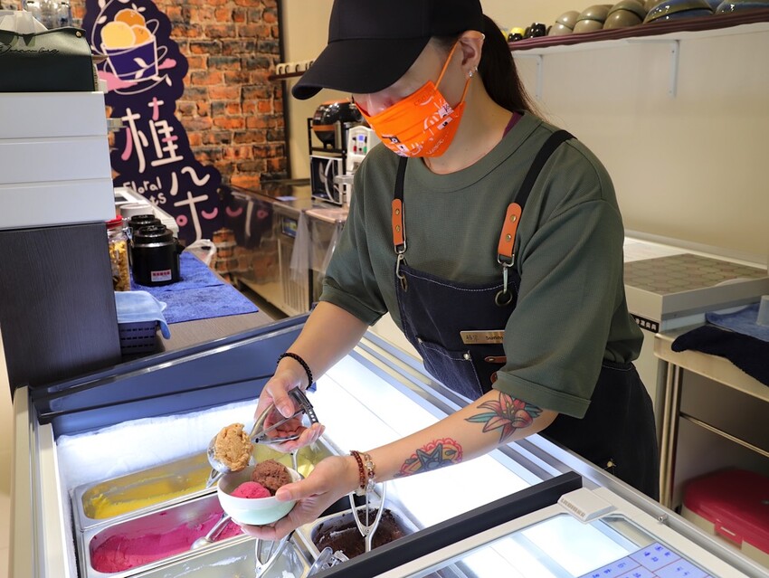 植朵 輕甜品-西港店:隱藏台南西港的創新甜點飲料店.茶飲甜湯冰品奶酪通通有/冰淇淋雪酪多達百種口味.奶酪甜嫩迷人 - 進食的巨鼠