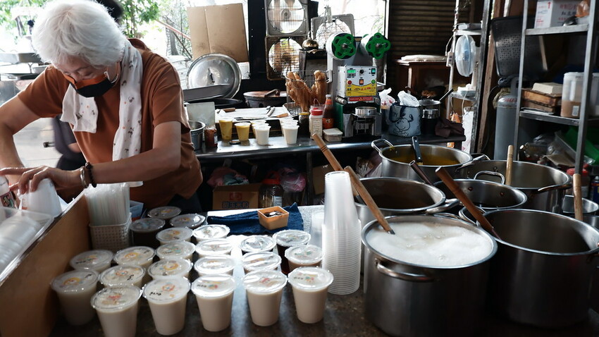 台中南屯｜   黎明新村裡的無名早餐店- 超隱密人氣早餐店 燒餅油條只要30元，通通素可食