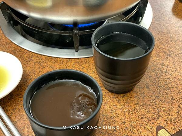 用餐分享 頤和酸菜白肉鍋的最新菜單 店內飲料 梅露 冷泡茶 價格分享
