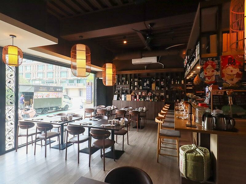 竹北必吃日料金賞壽司！爆量鮭魚親子丼鋪滿18片，超厚切生魚片讓你大滿足。