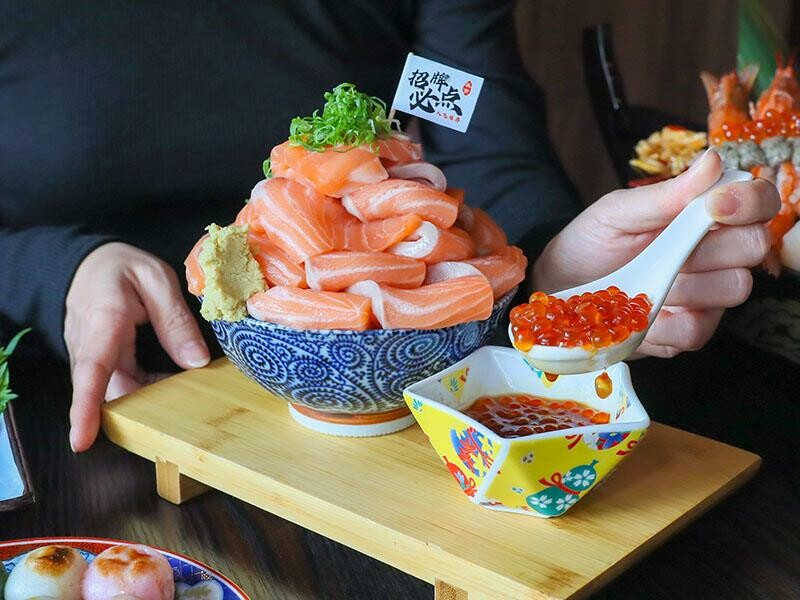 竹北必吃日料金賞壽司！爆量鮭魚親子丼鋪滿18片，超厚切生魚片讓你大滿足。