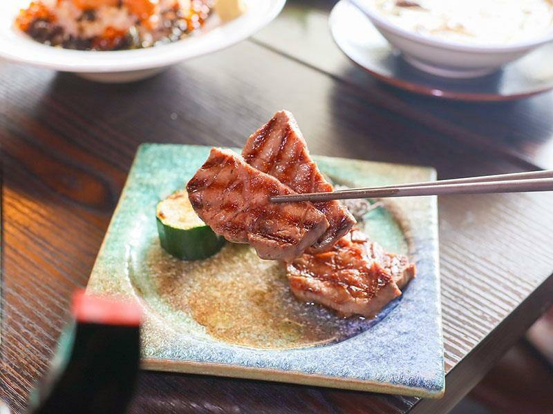 竹北必吃日料金賞壽司！爆量鮭魚親子丼鋪滿18片，超厚切生魚片讓你大滿足。