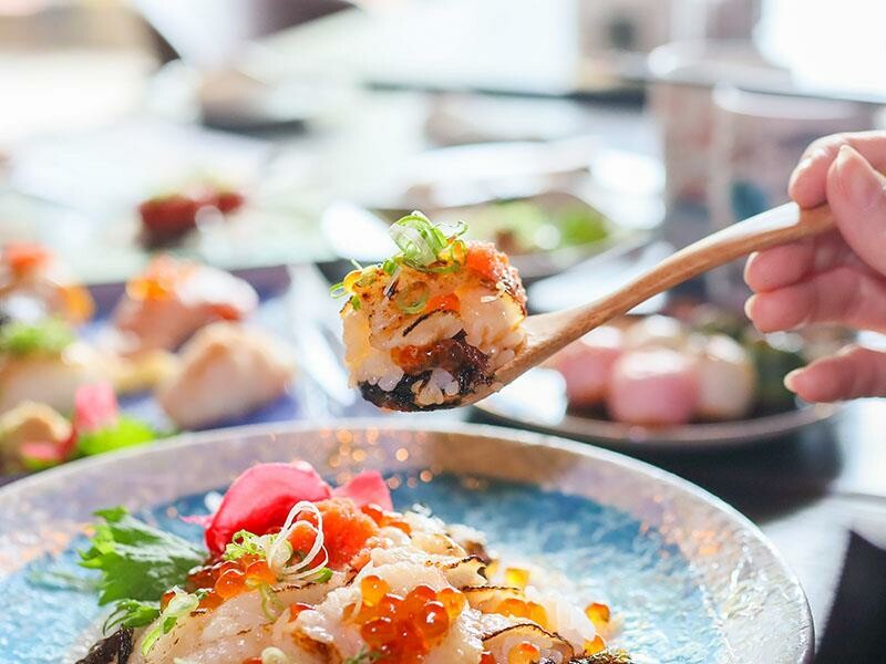 竹北必吃日料金賞壽司！爆量鮭魚親子丼鋪滿18片，超厚切生魚片讓你大滿足。