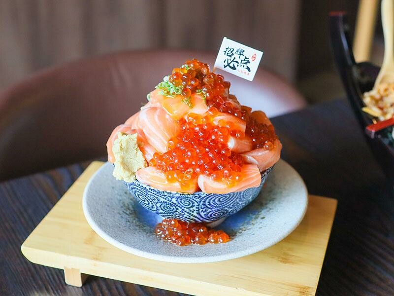 竹北必吃日料金賞壽司！爆量鮭魚親子丼鋪滿18片，超厚切生魚片讓你大滿足。