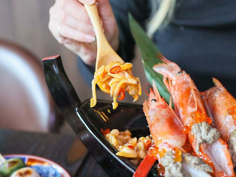 竹北必吃日料金賞壽司！爆量鮭魚親子丼鋪滿18片，超厚切生魚片讓你大滿足。