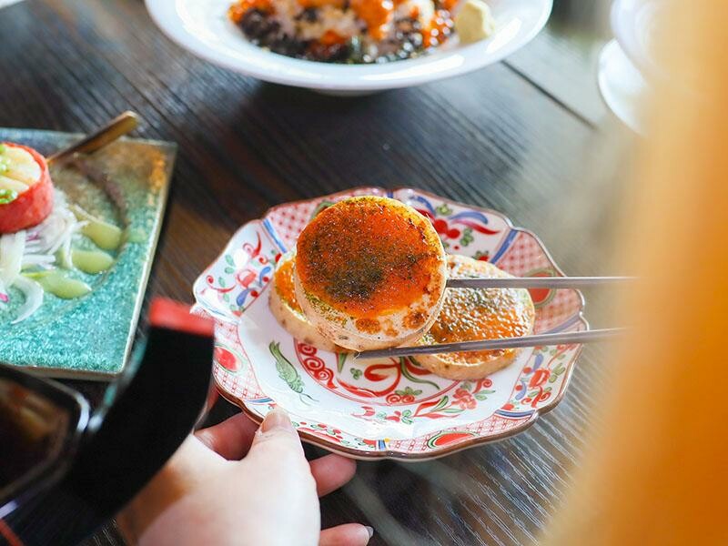 竹北必吃日料金賞壽司！爆量鮭魚親子丼鋪滿18片，超厚切生魚片讓你大滿足。