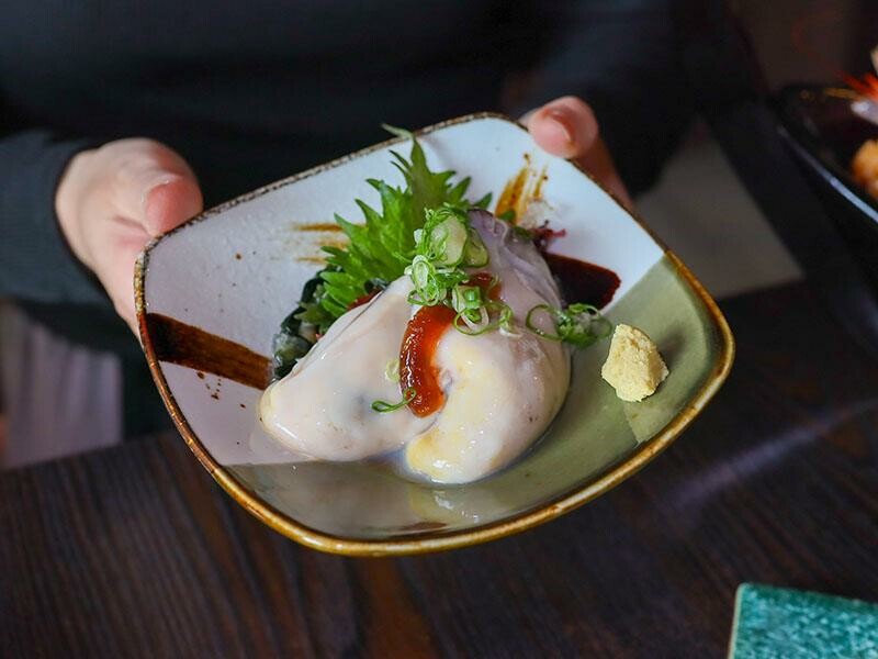 竹北必吃日料金賞壽司！爆量鮭魚親子丼鋪滿18片，超厚切生魚片讓你大滿足。