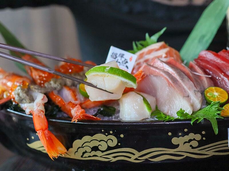 竹北必吃日料金賞壽司！爆量鮭魚親子丼鋪滿18片，超厚切生魚片讓你大滿足。