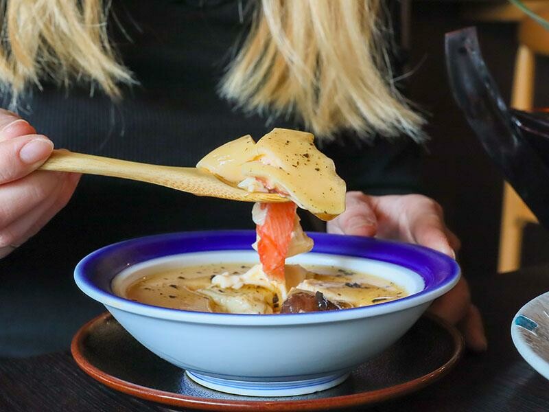 竹北必吃日料金賞壽司！爆量鮭魚親子丼鋪滿18片，超厚切生魚片讓你大滿足。