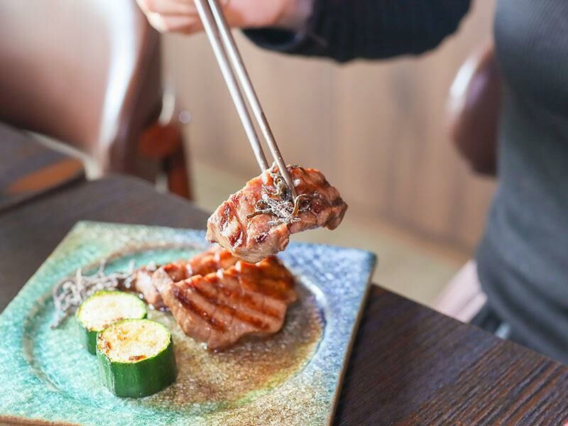 竹北必吃日料金賞壽司！爆量鮭魚親子丼鋪滿18片，超厚切生魚片讓你大滿足。