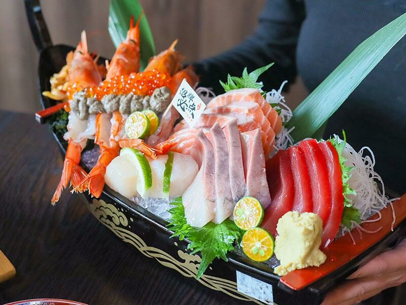 竹北必吃日料金賞壽司！爆量鮭魚親子丼鋪滿18片，超厚切生魚片讓你大滿足。