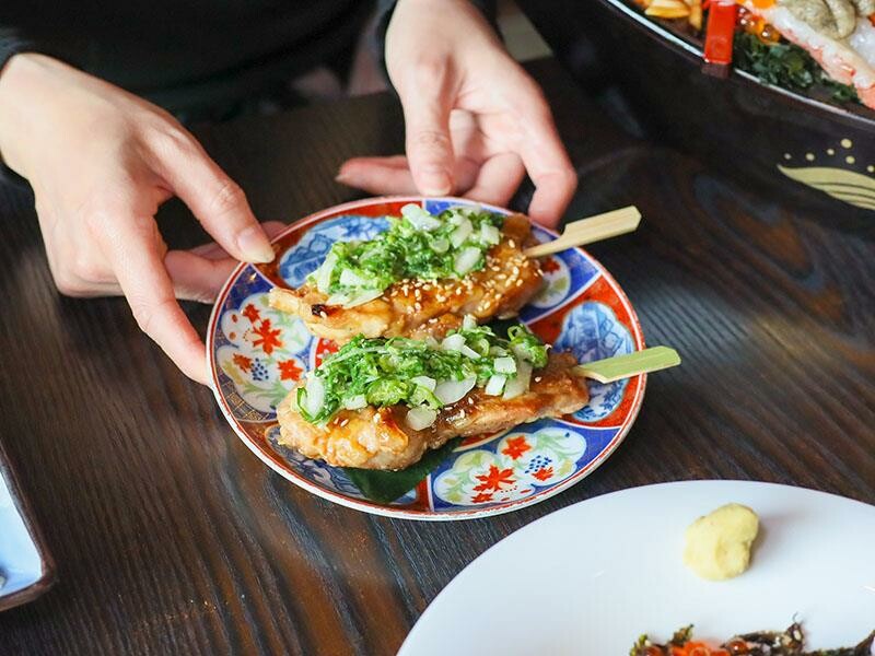 竹北必吃日料金賞壽司！爆量鮭魚親子丼鋪滿18片，超厚切生魚片讓你大滿足。