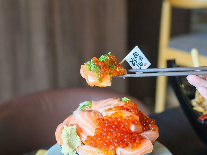 竹北必吃日料金賞壽司！爆量鮭魚親子丼鋪滿18片，超厚切生魚片讓你大滿足。