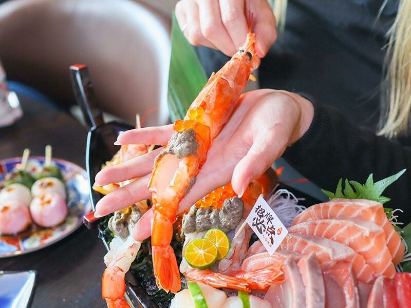 竹北必吃日料金賞壽司！爆量鮭魚親子丼鋪滿18片，超厚切生魚片讓你大滿足。