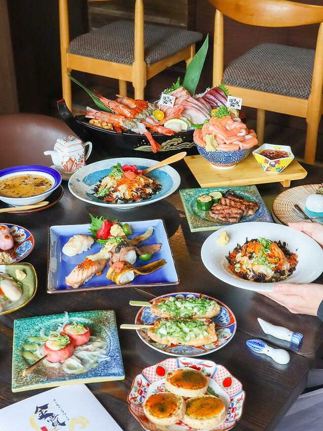 竹北必吃日料金賞壽司！爆量鮭魚親子丼鋪滿18片，超厚切生魚片讓你大滿足。