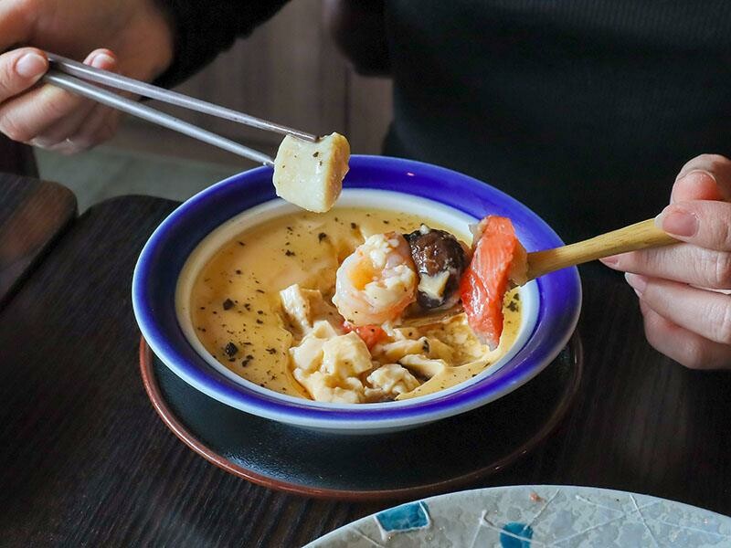 竹北必吃日料金賞壽司！爆量鮭魚親子丼鋪滿18片，超厚切生魚片讓你大滿足。