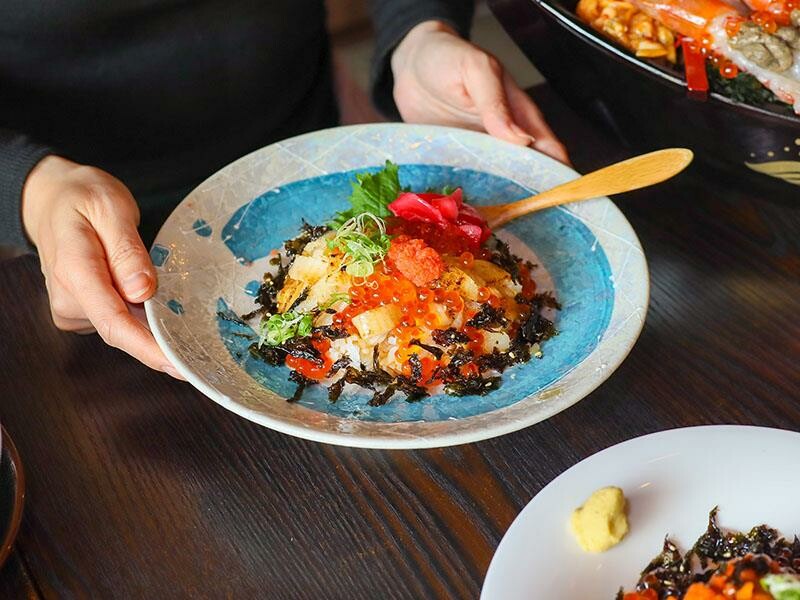 竹北必吃日料金賞壽司！爆量鮭魚親子丼鋪滿18片，超厚切生魚片讓你大滿足。