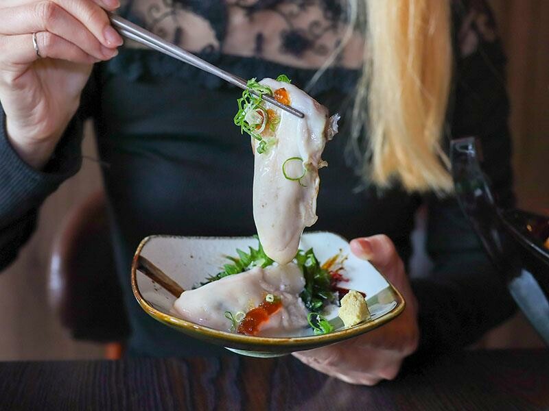 竹北必吃日料金賞壽司！爆量鮭魚親子丼鋪滿18片，超厚切生魚片讓你大滿足。