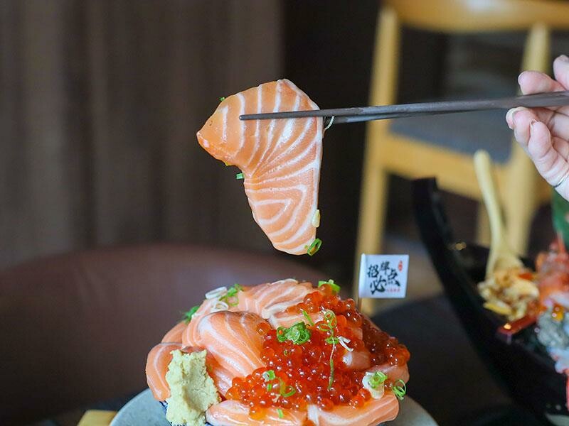 竹北必吃日料金賞壽司！爆量鮭魚親子丼鋪滿18片，超厚切生魚片讓你大滿足。
