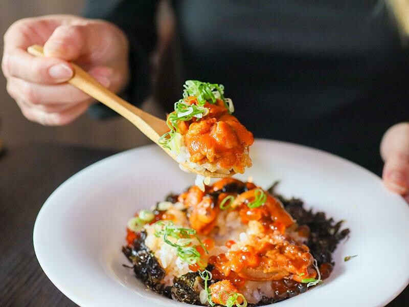 竹北必吃日料金賞壽司！爆量鮭魚親子丼鋪滿18片，超厚切生魚片讓你大滿足。